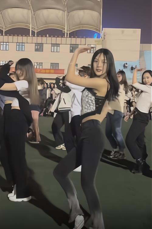 大学生跳舞跳出来原视频