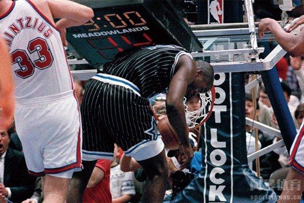 奥尼尔抠破篮筐