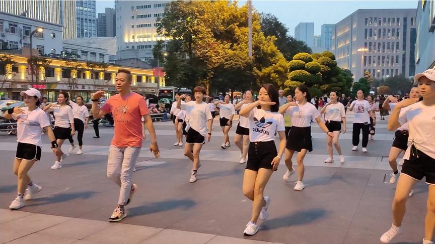 快乐游戏战队成都广场舞与服务员的双重生活 快乐游戏战队成都广场舞与服务员的双重生活