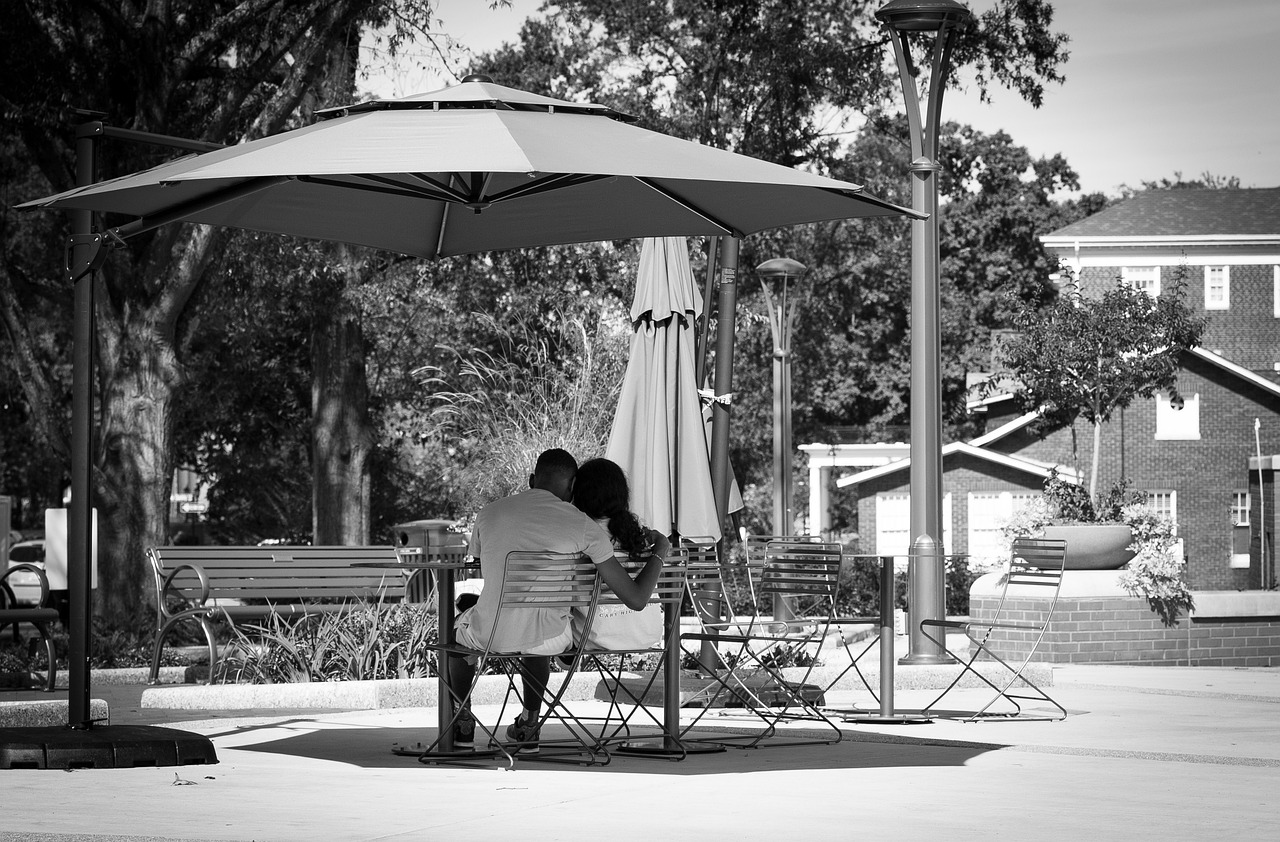 杭州夫妻旅游归来，别墅意外失火——生活的无常与重建的希望