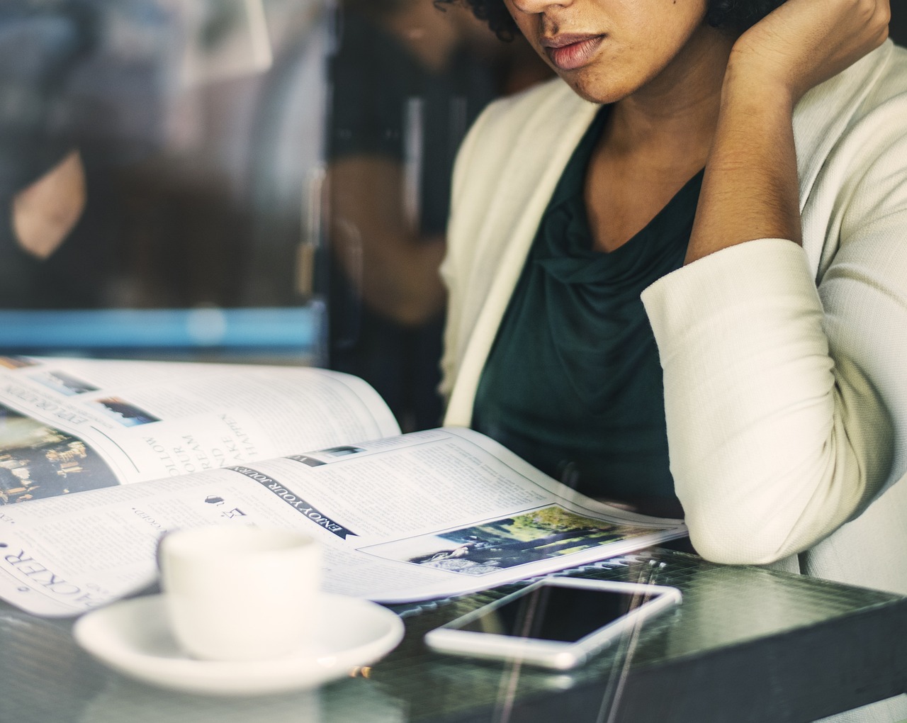美丽之下的特权，女子自称长得好看不想排队现象的反思