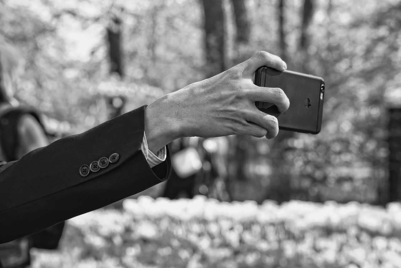 男生跨省上班，搭乘飞机，准时打卡的职场故事