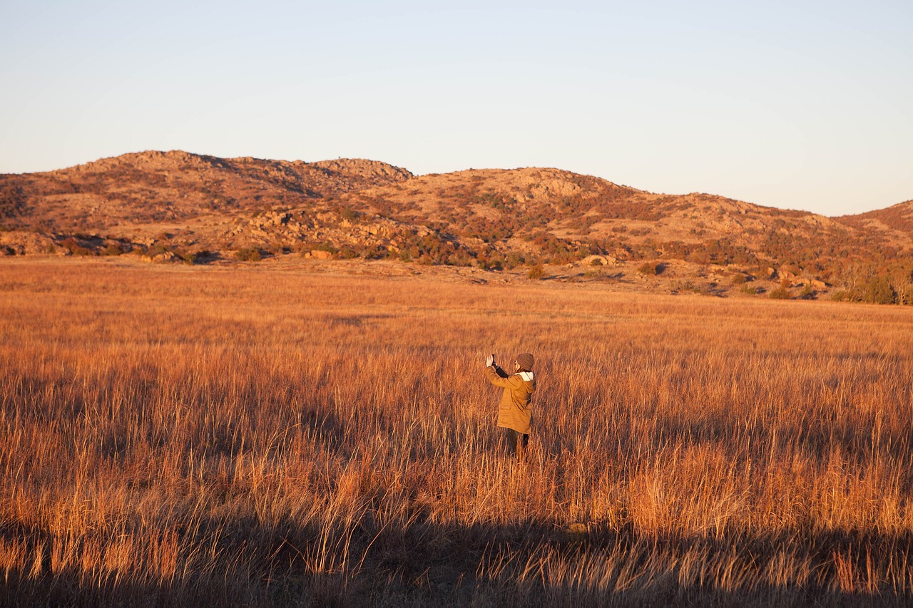 悲剧的瞬间，意大利女子坠崖身亡，男友竟拍下最后身影