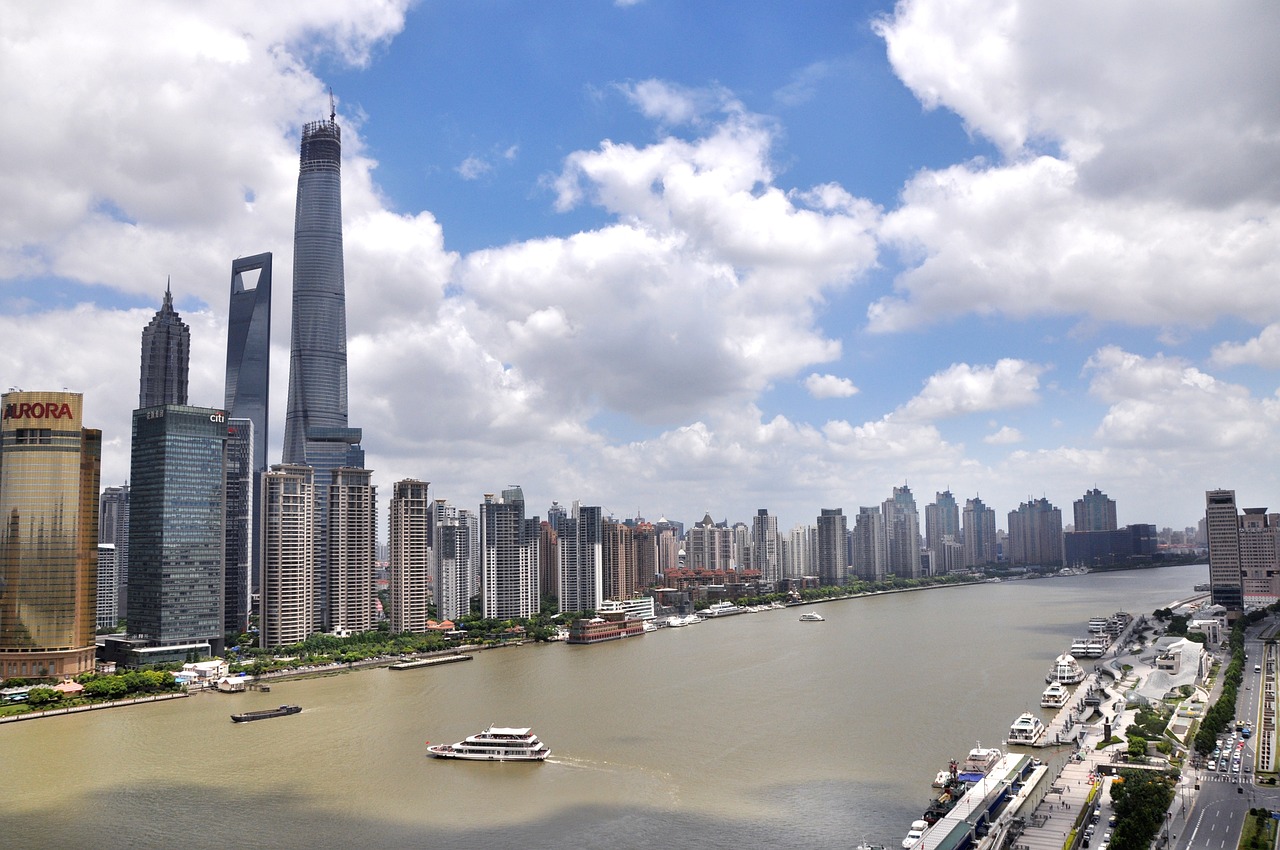 外滩的一拐警察，别样风景的守护者厨房一次又一次的索要刷碗总