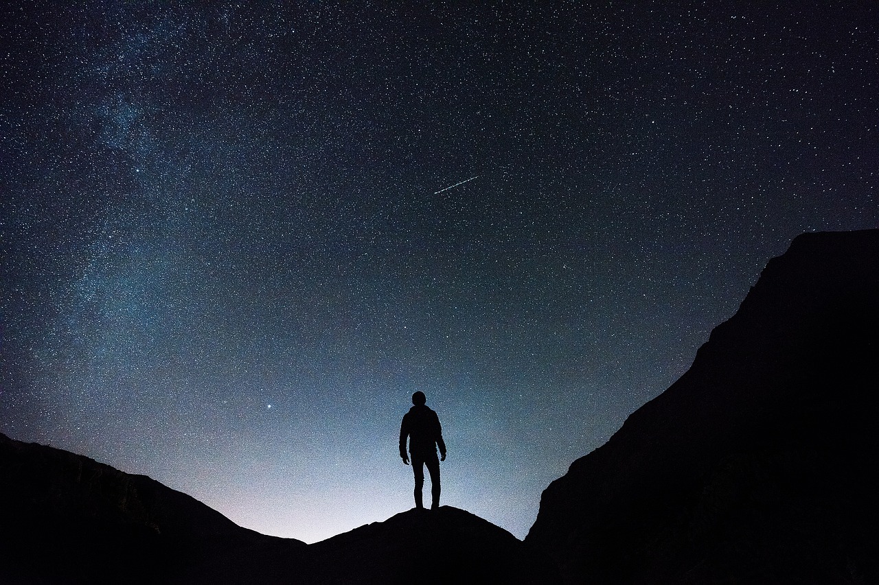 探秘传奇皓月，追寻星辰宇宙的瑰丽秘境